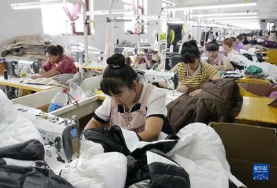 河北遵化 發展鄉村工廠助農增收 圖文設計制作